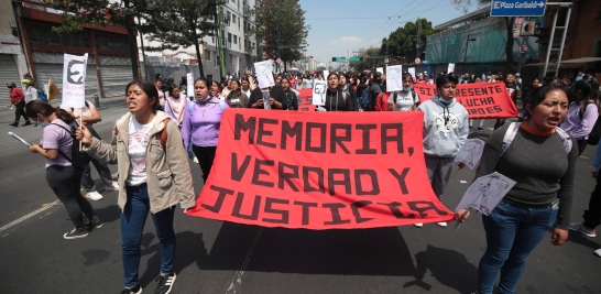 “2 de octubre no se olvida”, consigna popular que se gritó durante la manifestación y que como cada año, recuerda a las víctimas que en 1968 fueron asesinadas y desaparecidas por el ejército y la fuerza policíal de México durante el gobierno de Gustavo Díaz Ordáz.  Foto EE: Eric Lugo