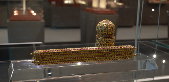 Estuche de bolígrafo de oro con incrustaciones de esmeraldas, rubíes y diamantes, hecho en India Central en el siglo XVI , resguardado en la Biblioteca de Dubái Mohamed bin Rashid. Foto EE: Ricardo Quiroga