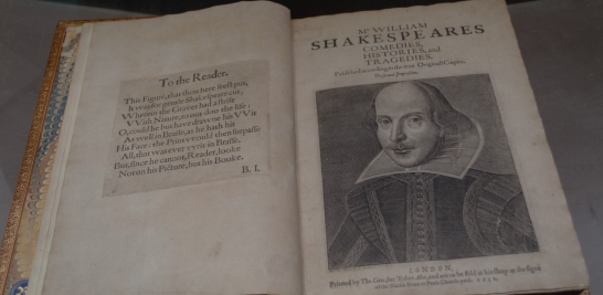 Libro de Shakespeare, de 1652, en la Biblioteca de Dubái Mohamed bin Rashid. Foto EE: Ricardo Quiroga