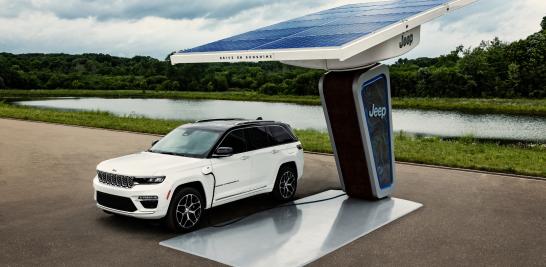 El precio de cada versión incluye un cargador PHEV Nivel 1. Mopar ofrece a la venta un cargador rápido Nivel 2 para instalar en el hogar. Foto: Cortesía