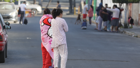 Vecinos de la colonia Santa Martha Acatitla en la Alcaldía Iztapalapa salieron de sus hogares tras escuchar la alerta sísmica en los altavoces. En la zona fue casi imperceptible el sismo registrado la mañana de este domingo 11 de diciembre. Foto EE: Eric Lugo