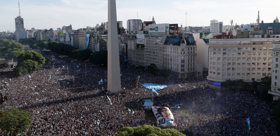 Argentinos salieron a las calles de Buenos Aires para celebrar el triunfo tras vencer a Francia en Qatar 2022. Foto: Reuters