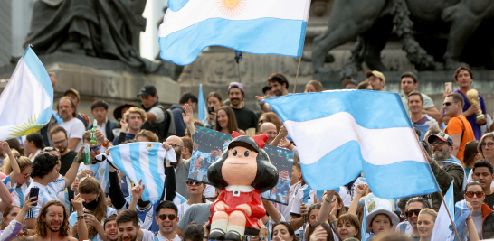 Tras el triunfo de Argentina, los fanáticos de la Copa del Mundo en la Ciudad de México se congregaron en el Ángel de la Independencia para celebrar el triunfo de la Selección de Argentina, encabezada por Lionel Messi. Foto: Reuters