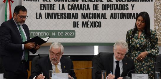 Enrique Graue Wiechers, rector de la UNAM y  Santiago Creel Miranda, presidente de la Mesa Directiva de la Cámara de Diputados, firmaron el convenio entre ambas instituciones. Foto: Cortesía UNAM