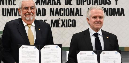 Enrique Graue Wiechers, rector de la UNAM y  Santiago Creel Miranda, presidente de la Mesa Directiva de la Cámara de Diputados, firmaron el convenio entre ambas instituciones. Foto: Cortesía UNAM