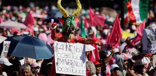 Miles de personas acudieron al Zócalo de la CDMX con arengas de “mi voto no se toca” y “la ley es la ley” para defender al INE. Foto: Reuters