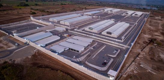 El Cecot está situado en el valle sudeste del volcán San Vicente, en una zona rural en el municipio Tecoluca. Foto: Cortesía Gobierno El Salvador