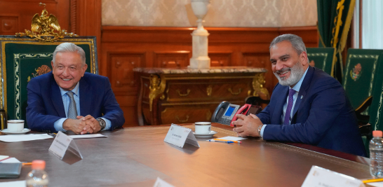 El secretario general de la OPEP, Haitham al-Ghais, se reunió este jueves con el presidente Andrés Manuel López Obrador en Palacio Nacional. Foto EE: Cortesía / Twitter @lopezobrador_