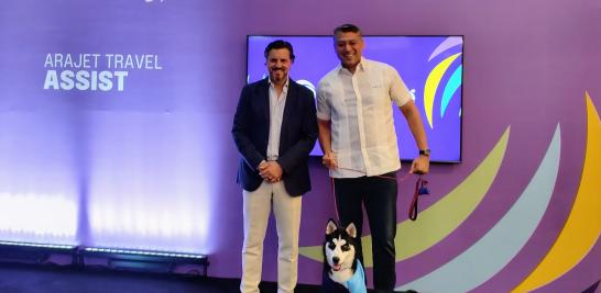 José Fernando Canasi, CEO de Iké, Víctor Pacheco, CEO y fundador de la línea aérea de bajo costo Arajet y la perrita Moon.