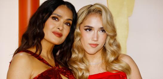 Salma Hayek y su hija Valentina Paloma Pinault en la alfombra champán de los Premios Oscar 2023. Foto: Reuters