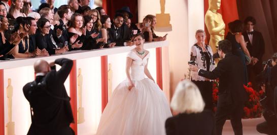 Sofia Carson posa en la alfombra champán en los Óscar 2023. Foto: Reuters