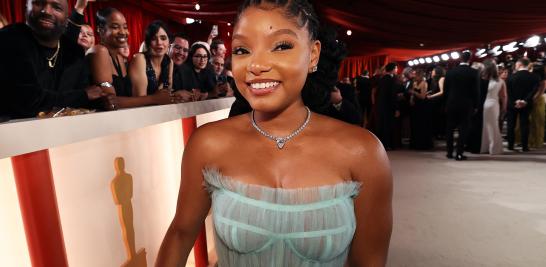 Halle Bailey en la alfombra champán de los Premios Oscar 2023. Foto: Reuters