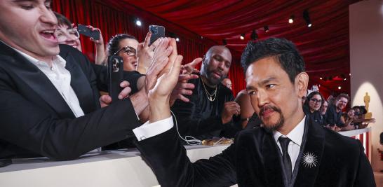 John Cho en la alfombra champán de los Premios Oscar 2023. Foto: Reuters