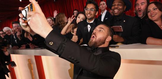 Joel Crawford en la alfombra champán de los Premios Oscar 2023. Foto: Reuters