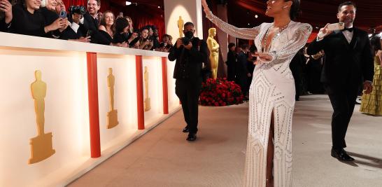 Ariana DeBose en la alfombra champán de los Premios Oscar 2023. Foto: Reuters