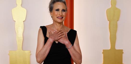 Andie MacDowell en la alfombra champán de los Premios Oscar 2023. Foto: Reuters