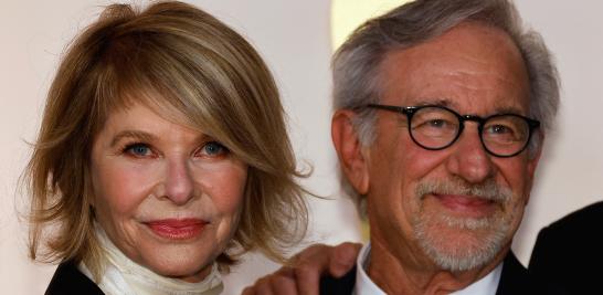 Steven Spielberg y Kate Capshaw en la alfombra champán de los Premios Oscar 2023. Foto: Reuters