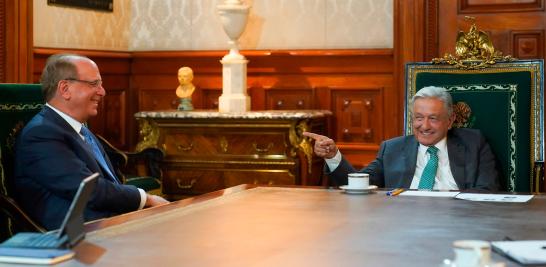 Larry Fink, presidente y director de BlackRock conversó con el presidente Andrés Manuel López Obrador. Foto EE: Cortesía / Twitter @lopezobrador_