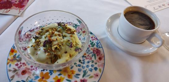 Parfait de fresas con helado de vainilla y mousseline de pistache