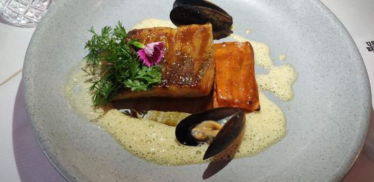 Robalo con caramelo de miso con emulsión de mejillones y fondant de camotes