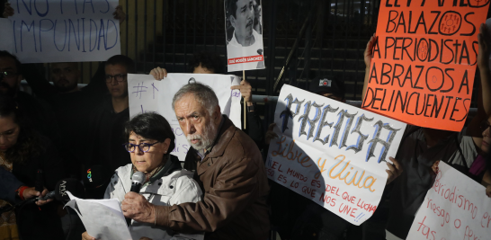 Integrantes del gremio periodístico acudieron a la Secretaría de Gobernación para exigir justicia por el asesinato del corresponsal Luis Martín Sánchez. Foto EE: Eric Lugo