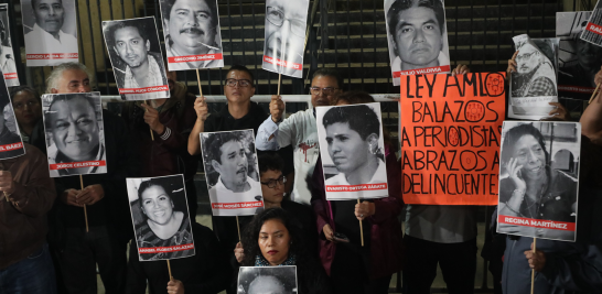 Integrantes del gremio periodístico acudieron a la Secretaría de Gobernación para exigir justicia por el asesinato del corresponsal Luis Martín Sánchez. Foto EE: Eric Lugo