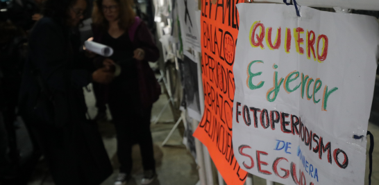 Integrantes del gremio periodístico acudieron a la Secretaría de Gobernación para exigir justicia por el asesinato del corresponsal Luis Martín Sánchez. Foto EE: Eric Lugo