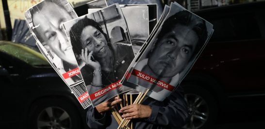 Integrantes del gremio periodístico acudieron a la Secretaría de Gobernación para exigir justicia por el asesinato del corresponsal Luis Martín Sánchez. Foto EE: Eric Lugo