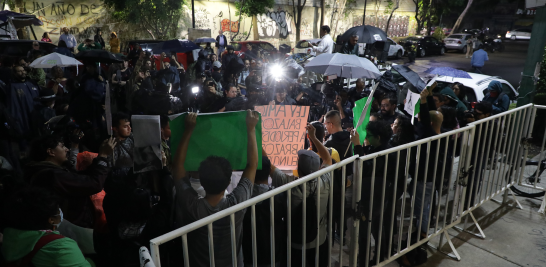 Integrantes del gremio periodístico acudieron a la Secretaría de Gobernación para exigir justicia por el asesinato del corresponsal Luis Martín Sánchez. Foto EE: Eric Lugo