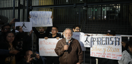 Integrantes del gremio periodístico acudieron a la Secretaría de Gobernación para exigir justicia por el asesinato del corresponsal Luis Martín Sánchez. Foto EE: Eric Lugo