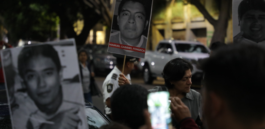 Integrantes del gremio periodístico acudieron a la Secretaría de Gobernación para exigir justicia por el asesinato del corresponsal Luis Martín Sánchez. Foto EE: Eric Lugo