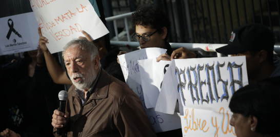 Integrantes del gremio periodístico acudieron a la Secretaría de Gobernación para exigir justicia por el asesinato del corresponsal Luis Martín Sánchez. Foto EE: Eric Lugo