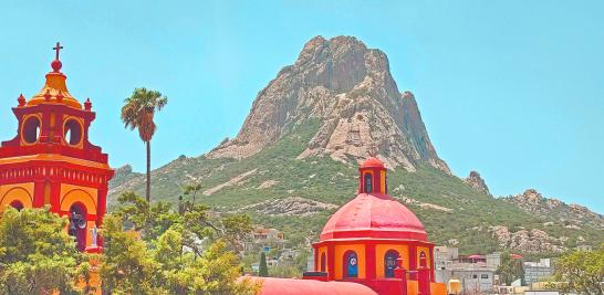 Peña de Bernal es una imponente roca de origen volcánico, con una altura de aproximadamente 350 metros, ofrece una vista panorámica impresionante.