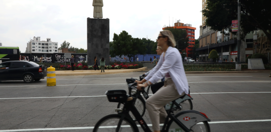 La Joven de Amajac y la antimonumenta Justicia comparten el espacio ahora denominado la Glorieta de las Mujeres que Luchan. Foto: Rosario Servin.