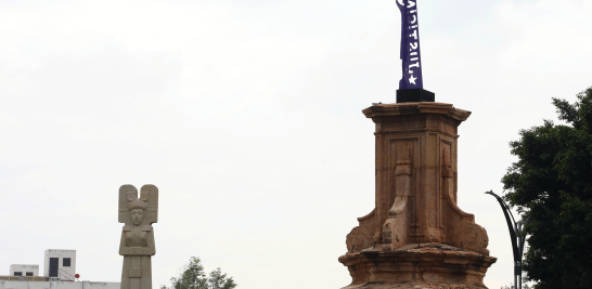 La Glorieta de las Mujeres que Luchan ahora está custodiada por la antimonumenta Justicia y la Joven de Amajac. Foto: Rosario Servin.