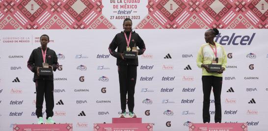 Las ganadoras Celestine Chepchirchir, Maurince Chepkemoi y Judith Jerubet, XL Maratón de la Ciudad de México. Foto EE: Eric Lugo