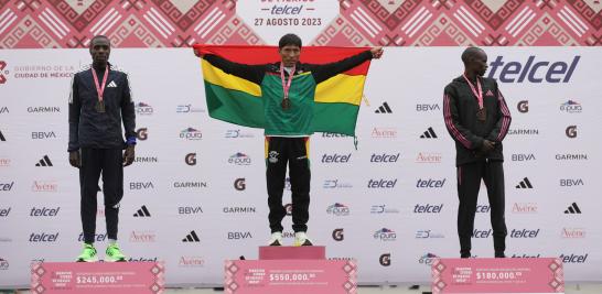 Los ganadores, Hector Garibay Flores, Leonard Langat y Edwin Kiprop Kiptoo, XL Maratón de la Ciudad de México. Foto EE: Eric Lugo