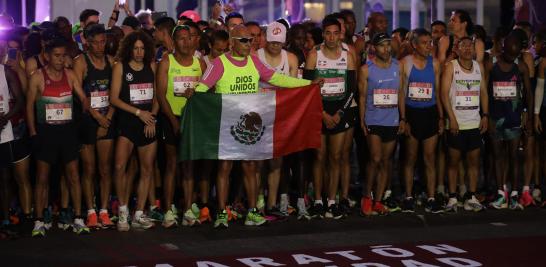 Miguel Vargas (abanderado) culmina su Maratón de la Ciudad de México número 39. Foto EE: Eric Lugo