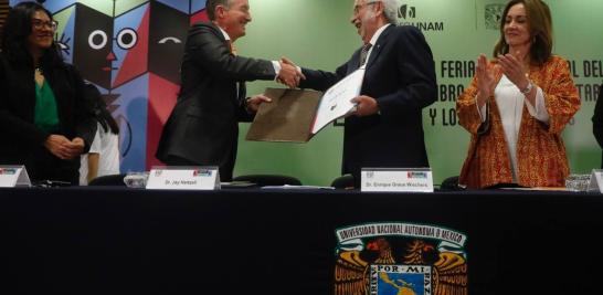 Para inaugurar el acto, se encontraba Enrique Graue Wiechers, rector de la máxima casa de estudios, y Jay Hartzell, presidente de la Universidad de Texas en Austin. Foto: Cortesía Cultura UNAM