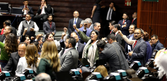 “Es un honor estar con Obrador”, arengaban los legisladores del grupo parlamentario de Morena. Foto EE: Hugo Salazar