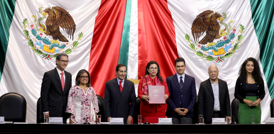 El Secretario de Hacienda, Rogelio Ramírez de la O, hizo entrega del Paquete Económico 2024. Foto EE: Hugo Salazar