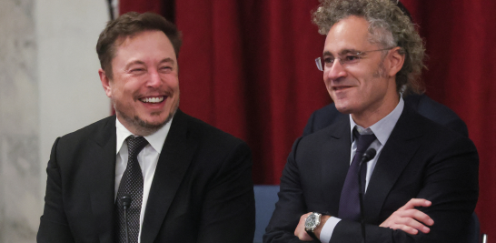 Elon Musk, dueño de la plataforma X y Alex Karp, cofundador y CEO de Palantir. Foto: Reuters