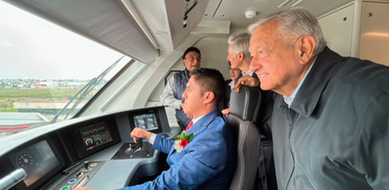 Tras encabezar la inauguración, el presidente Andrés Manuel López Obrador supervisó recorrido del primer tramo del Tren Interurbano México-Toluca "El Insurgente". Foto EE: Cortesía Presidencia de México