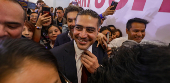 El exsecretario de Seguridad Ciudadana de la Ciudad de México, dio a conocer su decisión acompañado por legisladores de Morena y simpatizantes. Foto EE: Eric Lugo