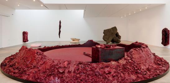 Vista de la exposición Anish Kapoor. Arqueología Biología, MUAC, 2016