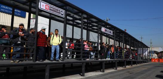 Cierre de estaciones del tramo elevado de la Línea 9 genera saturación. Foto EE: Rosario Servin.