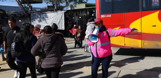 Personal del Gobierno de la CDMX ayuda a agilizar el transbordo de los usuarios. Foto EE: Rosario Servin.