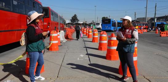 Personal del Gobierno de la CDMX ayuda a agilizar el transbordo de los usuarios. Foto EE: Rosario Servin.