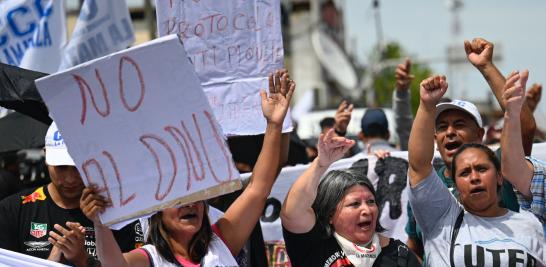 El miércoles 27 de diciembre, cientos de argentinos salieron a las calles de Buenos Aires para protestar contra las medidas que está implementando el nuevo gobierno encabezado por Javier Milei. Foto: AFP