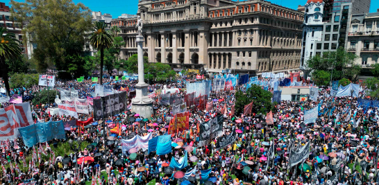 El miércoles 27 de diciembre, cientos de argentinos salieron a las calles de Buenos Aires para protestar contra las medidas que está implementando el nuevo gobierno encabezado por Javier Milei. Foto: AFP